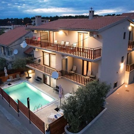 Pool Apartments Julia Задар Екстериор снимка