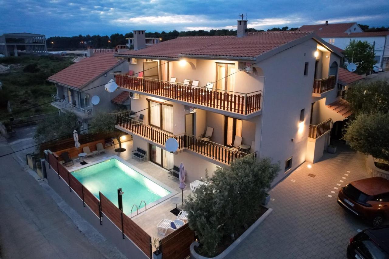 Pool Apartments Julia Задар Екстериор снимка